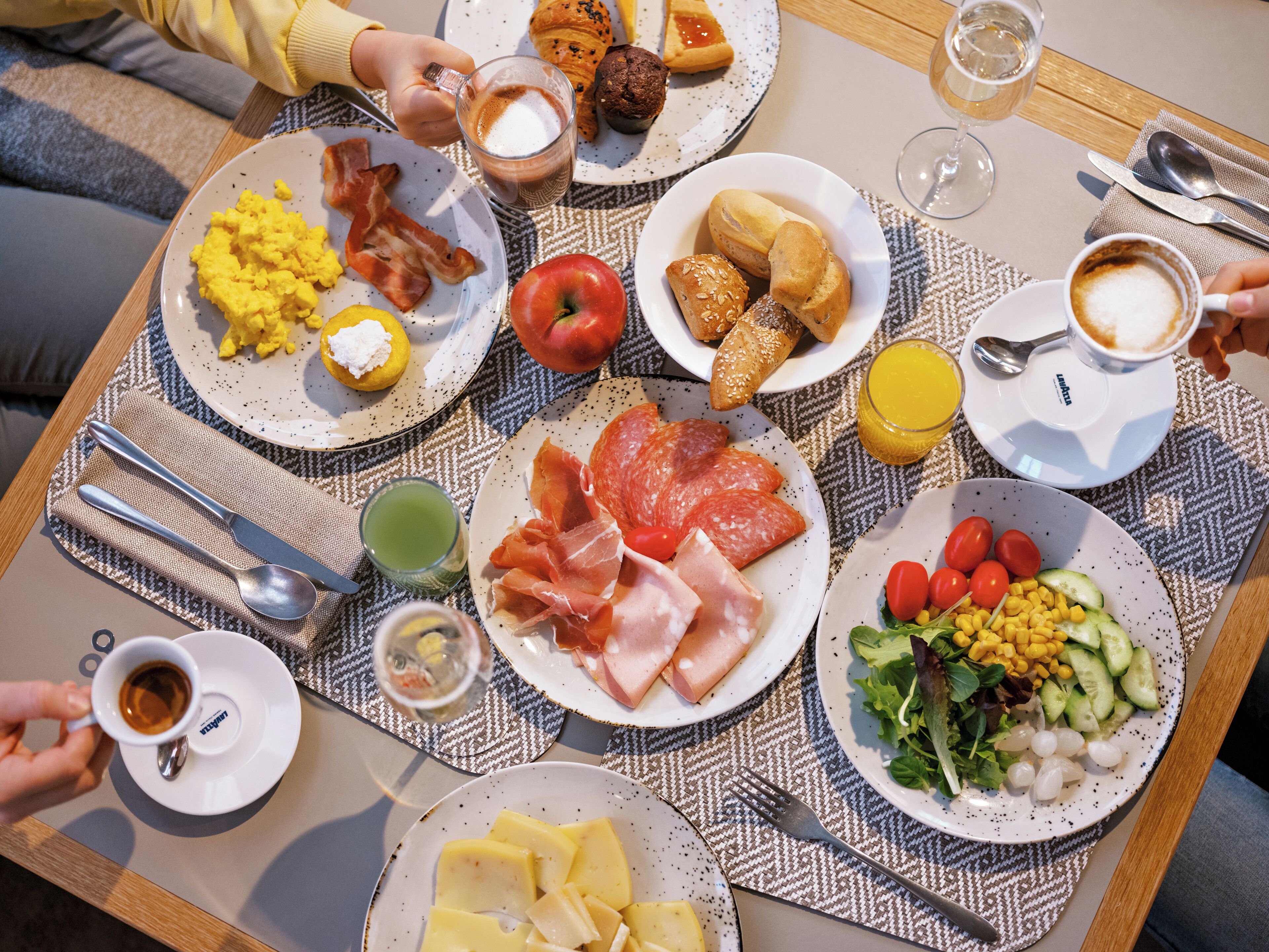 Päivittäinen buffetaamiainen (28 EUR per henkilö)