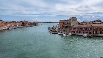 Bộ đồ giường kháng dị ứng, minibar, két bảo mật tại phòng