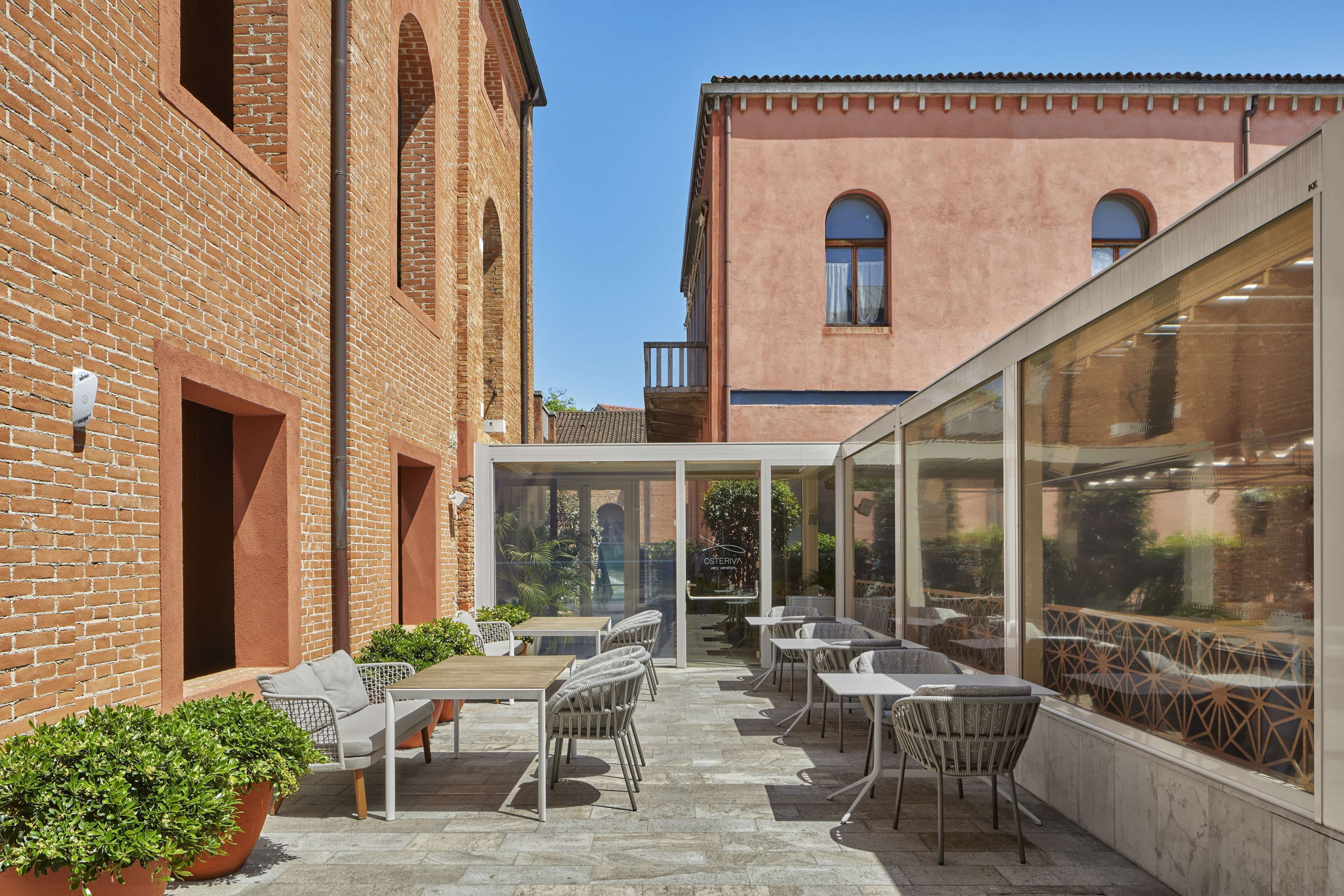 Petit déjeuner et dîner servis sur place, restauration en plein air 