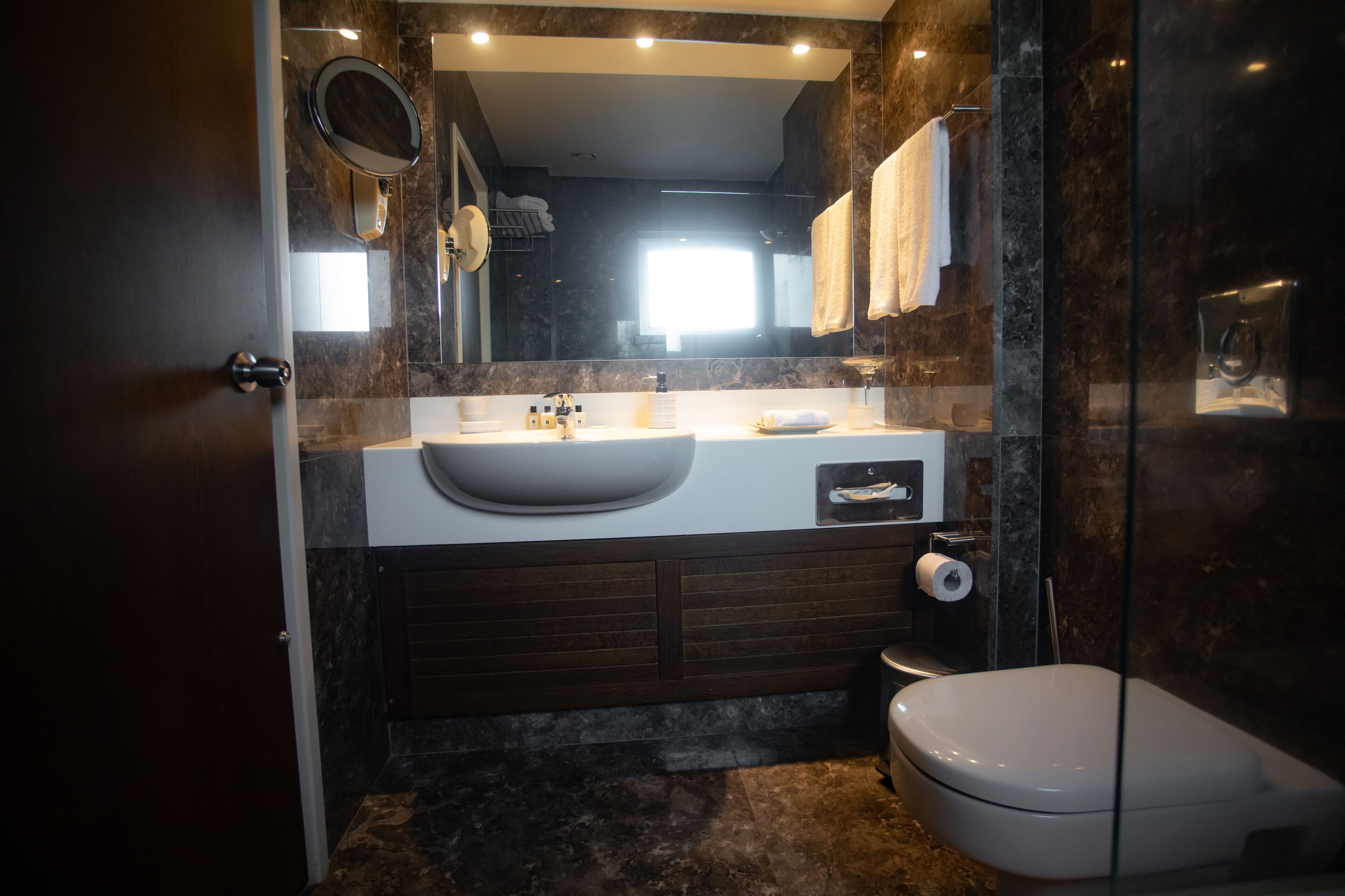 junior suite, city view | bathroom | combined shower/bathtub, deep-soaking bathtub, rainfall showerhead