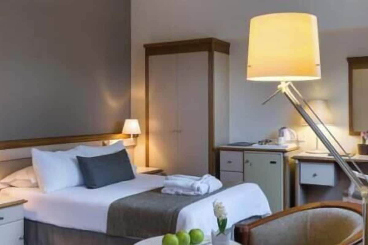 Egyptian cotton sheets, premium bedding, pillowtop beds, minibar