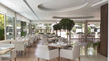 Café da manhã com buffet grátis nos fins de semana