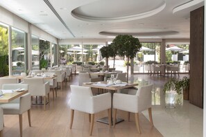 Café da manhã com buffet grátis nos fins de semana