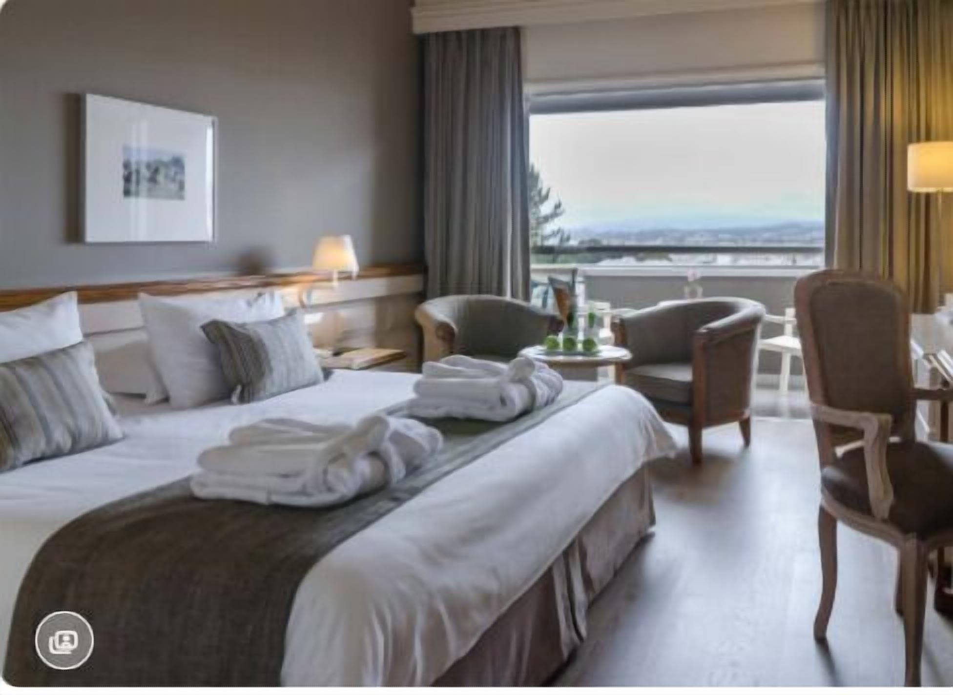 Egyptian cotton sheets, premium bedding, pillowtop beds, minibar