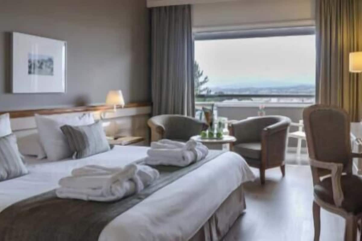Egyptian cotton sheets, premium bedding, pillowtop beds, minibar