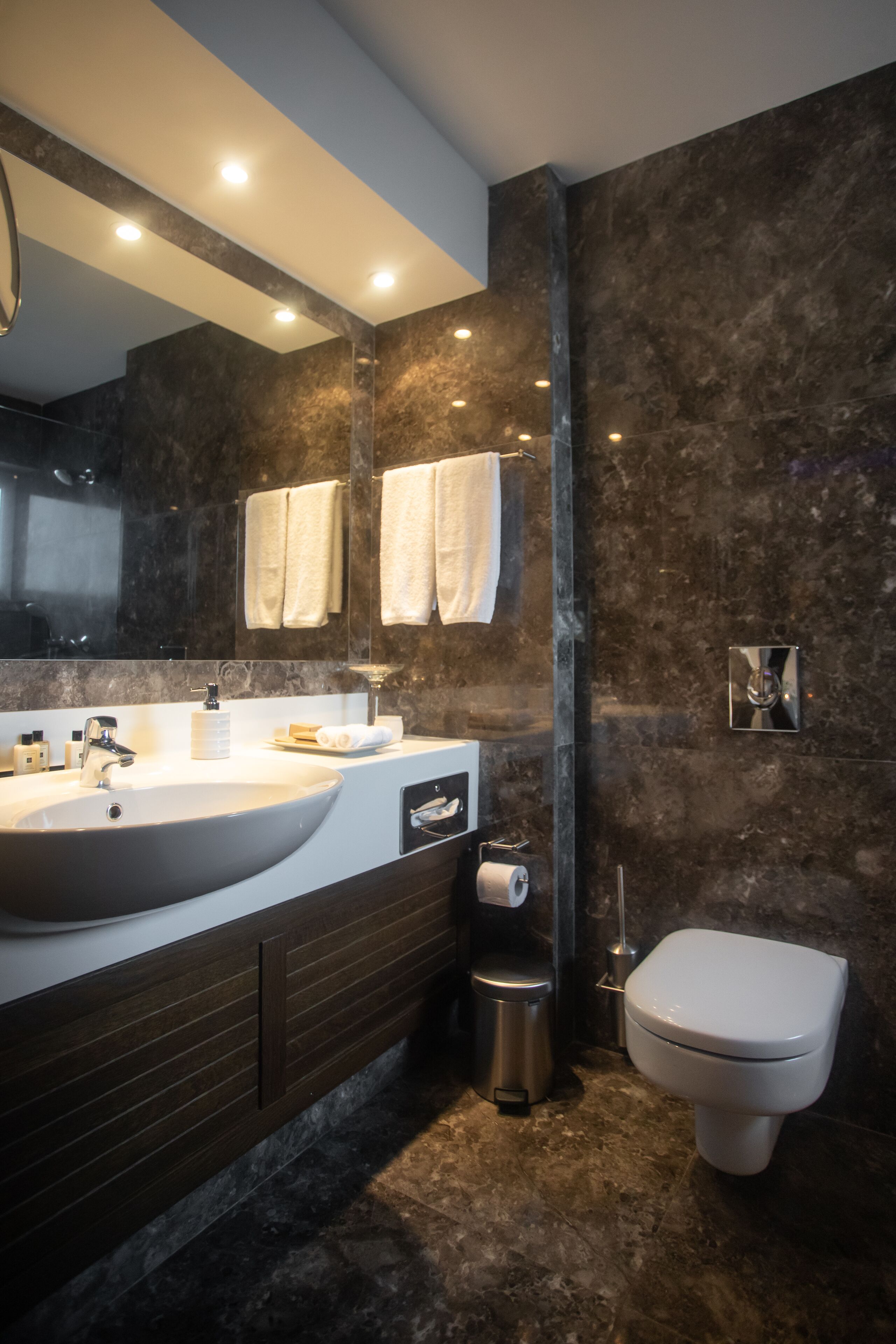 junior suite, city view | bathroom | combined shower/bathtub, deep-soaking bathtub, rainfall showerhead