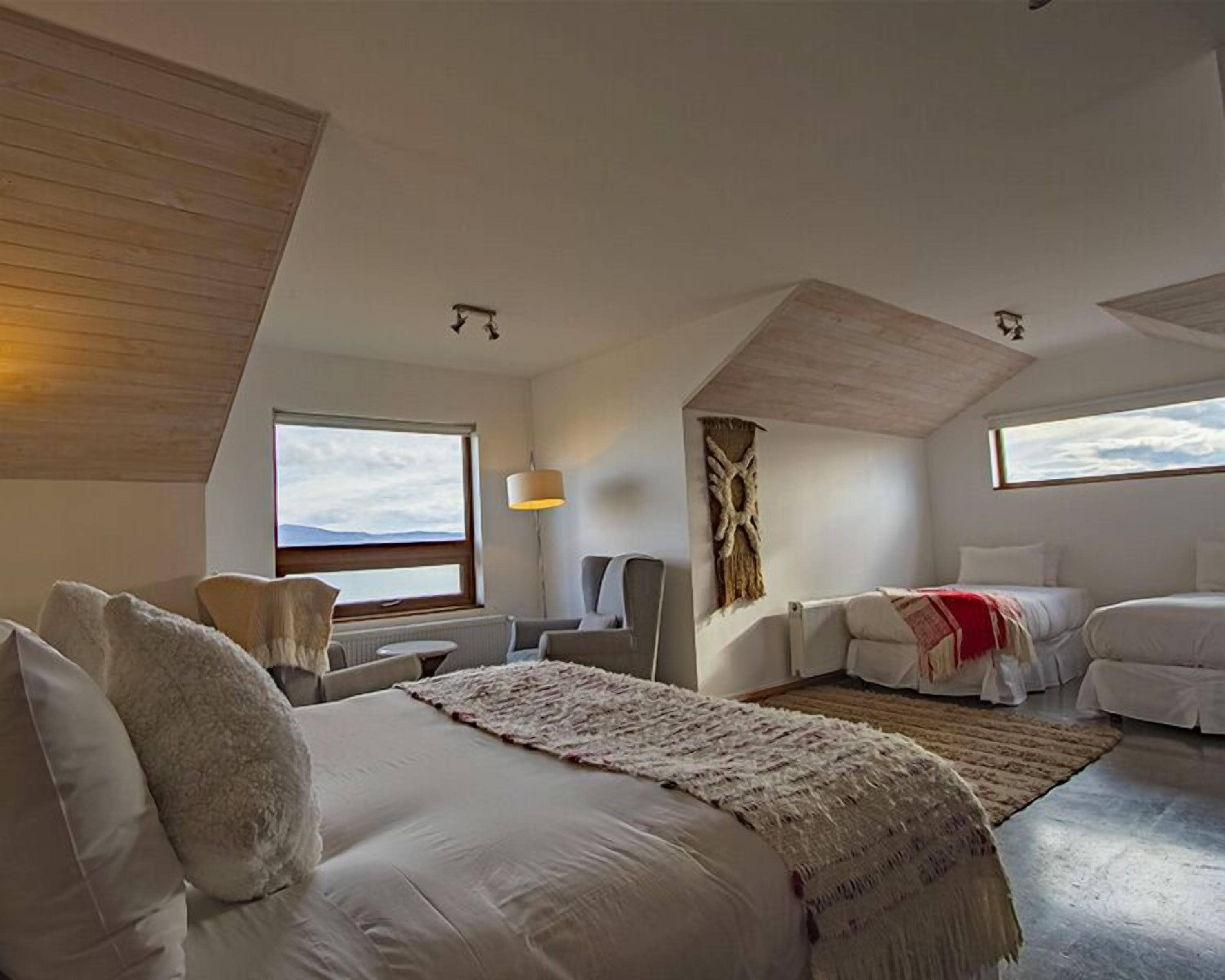 Ropa de cama de alta calidad y caja de seguridad en la habitación 