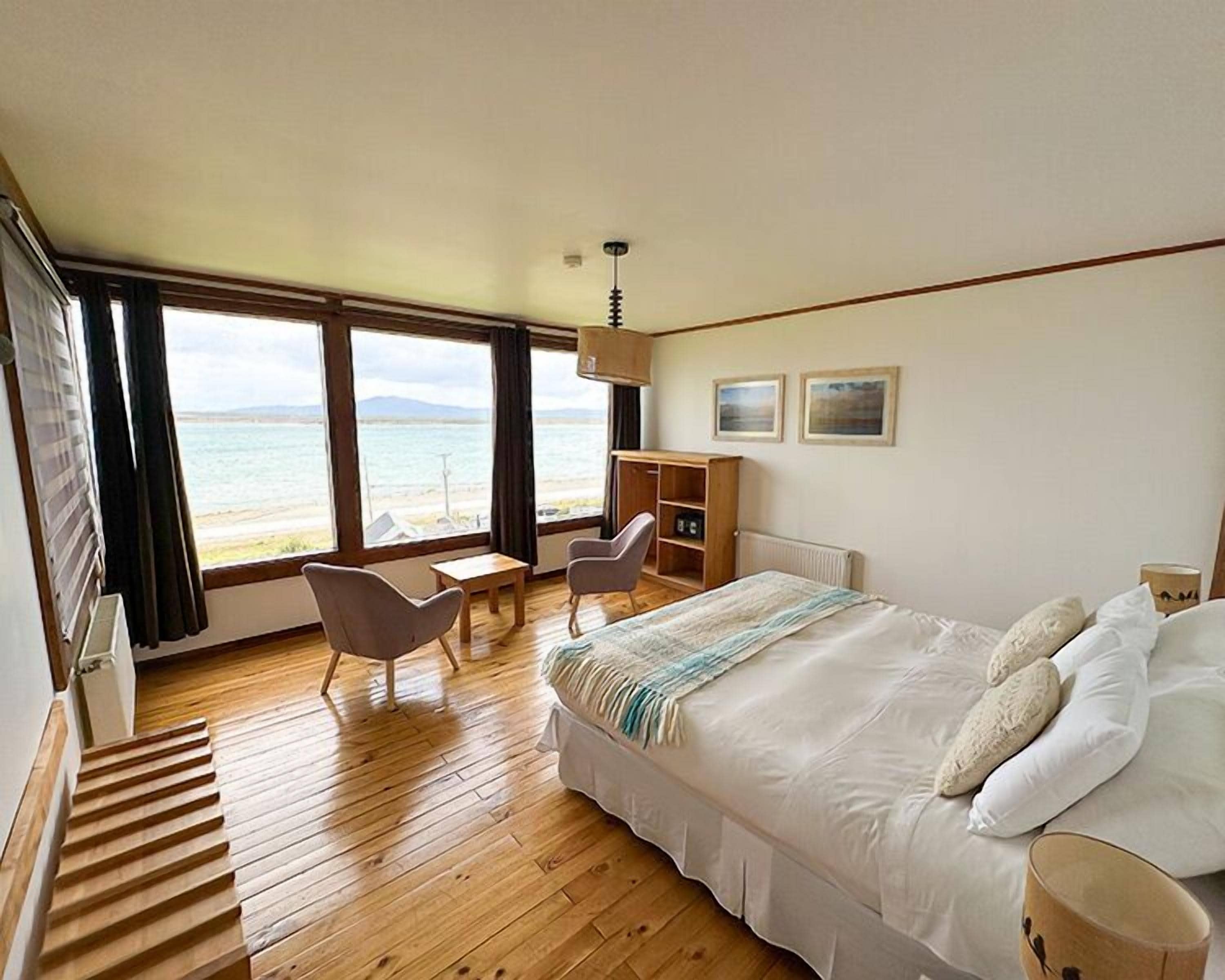 Ropa de cama de alta calidad y caja de seguridad en la habitación 