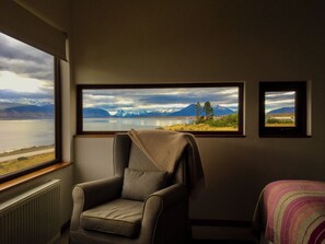 Ropa de cama de alta calidad y caja de seguridad en la habitación