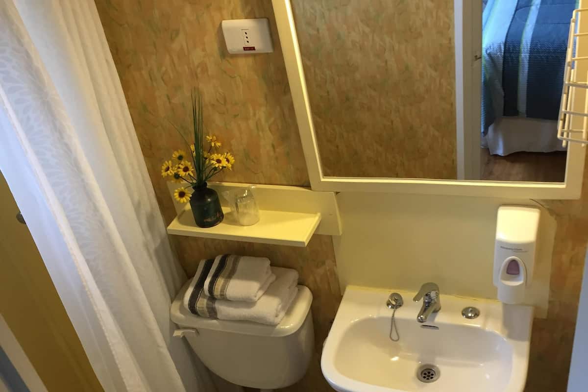 Bathroom | Shower, free toiletries, hair dryer (on request), towels