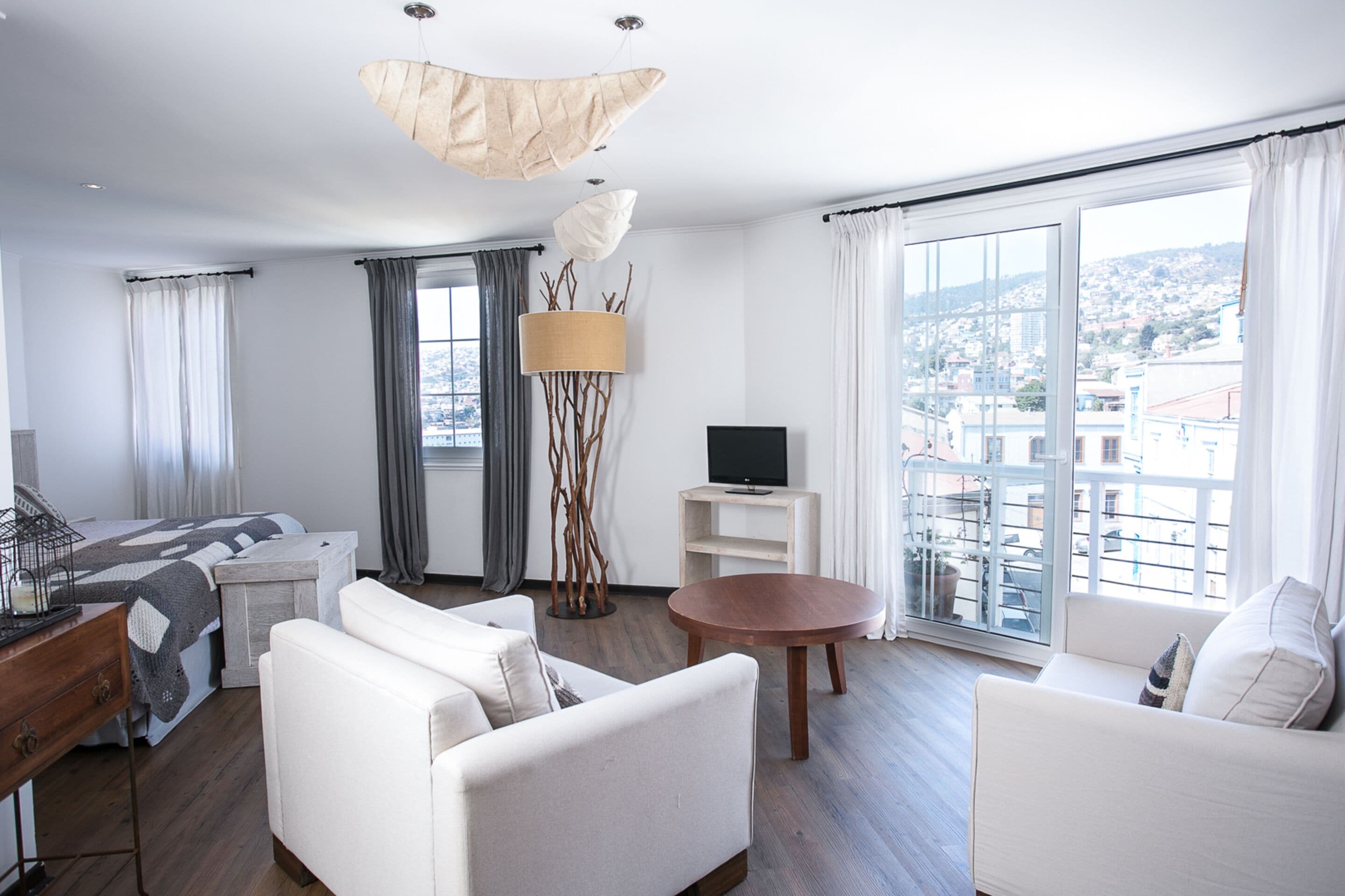 Habitación doble Deluxe | Edredón, caja de seguridad en la habitación y decoración personalizada 