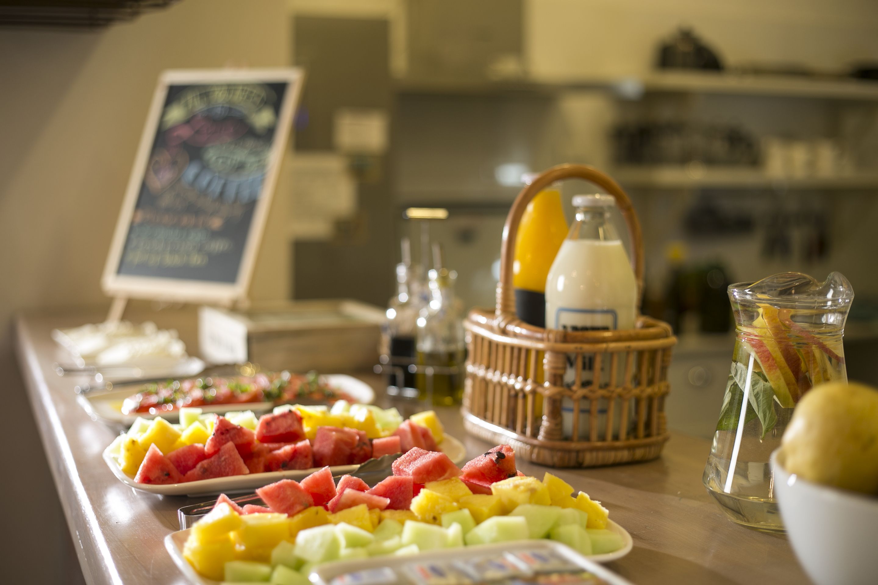 Un buffet proposant une variété de fruits et un espace dédié aux boissons.