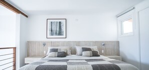 Loft familiar | Edredón, caja de seguridad en la habitación y decoración personalizada 