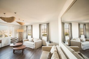 Habitación Deluxe doble | Edredones de plumas, caja fuerte, decoración individual