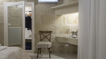 Hochwertige Bettwaren, Daunenbettdecken, Minibar, individuell dekoriert