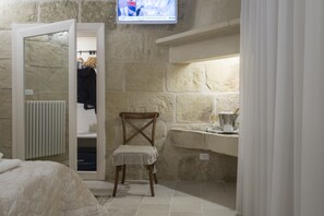 Ropa de cama de alta calidad, cubrecamas y minibar 