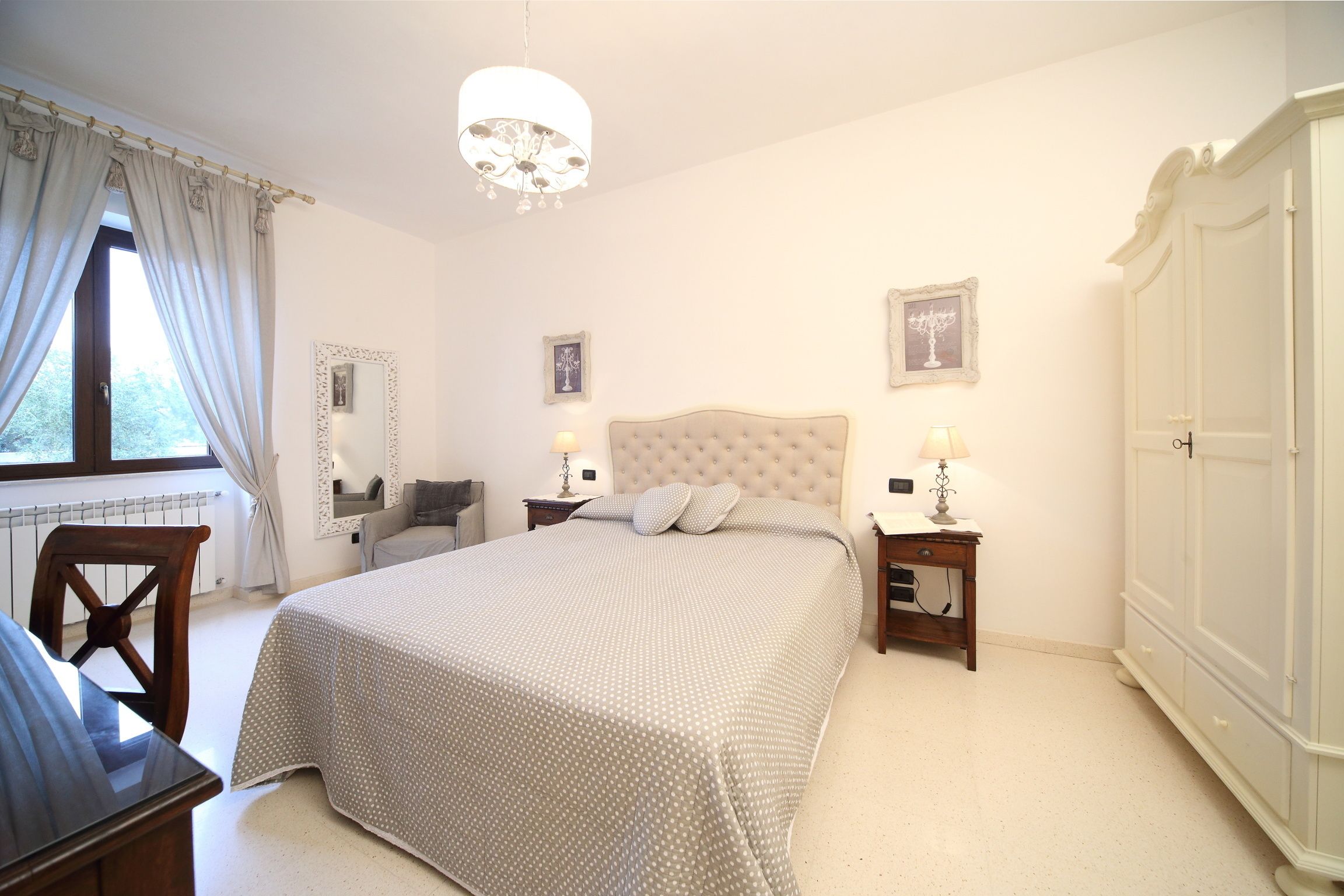 Biancheria da letto di alta qualità, copriletto in piuma, minibar