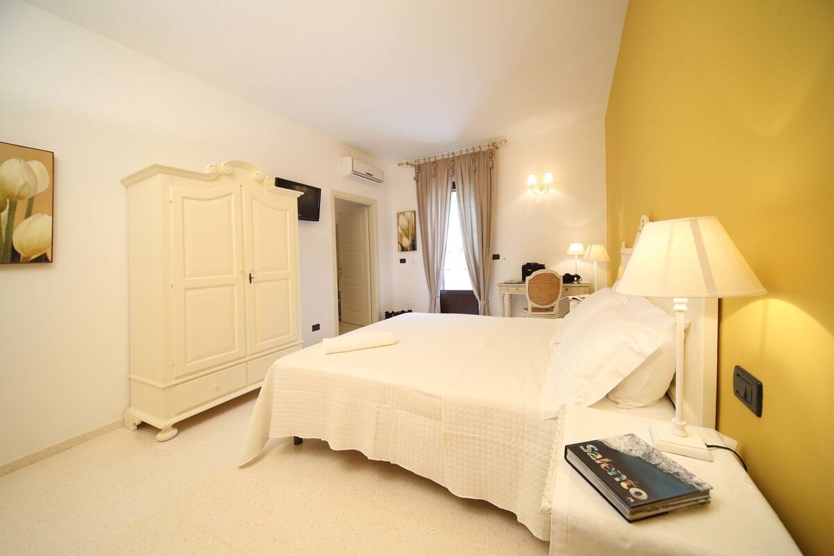 Premium bedding, down comforters, minibar, desk