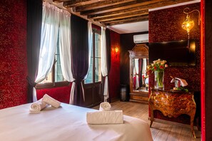 Superior Room, Balcony, Canal View | Premium bedding, down comforters, minibar, iron/ironing board - Ca Maria Callas (Venice)