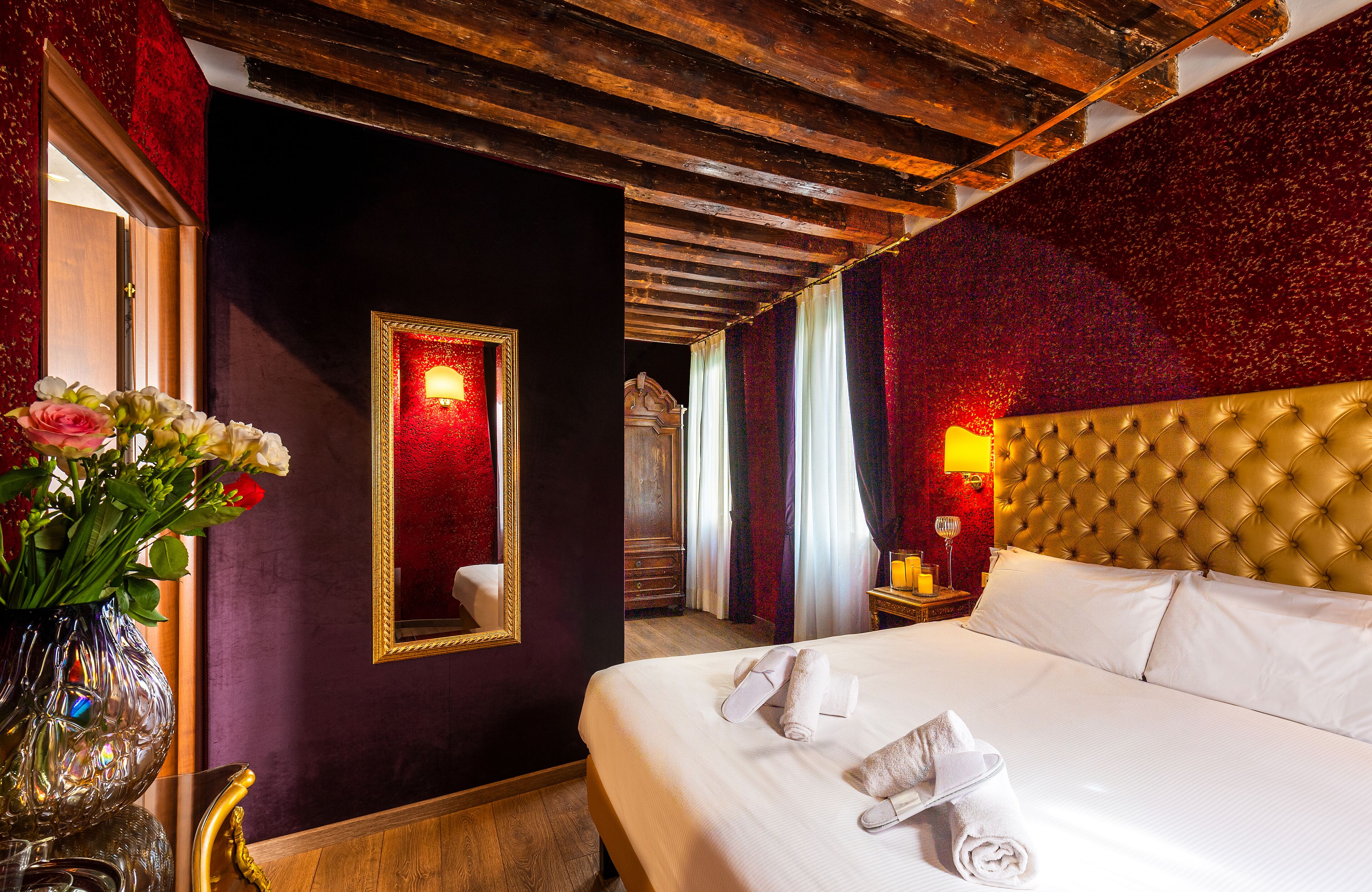 Luxe beddengoed, donzen dekbedden, een minibar