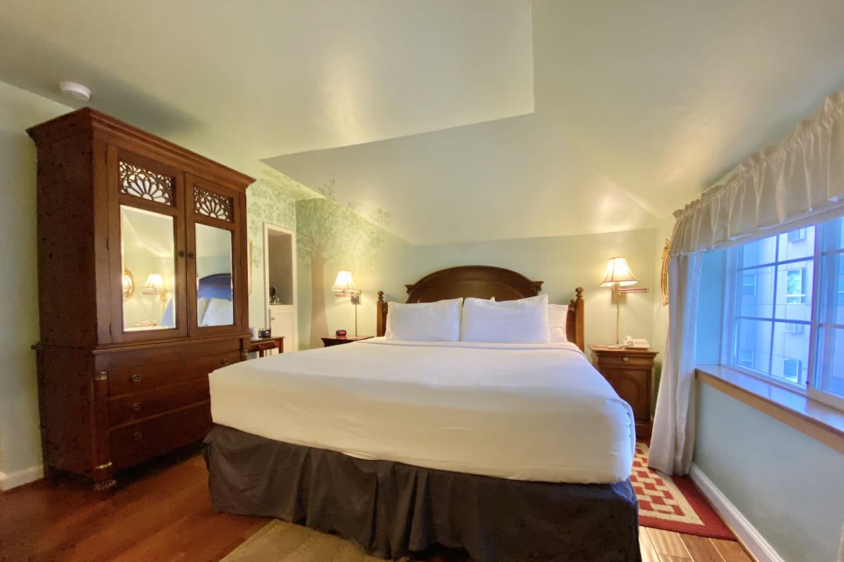 1 bedroom, individually decorated, blackout curtains, bed sheets