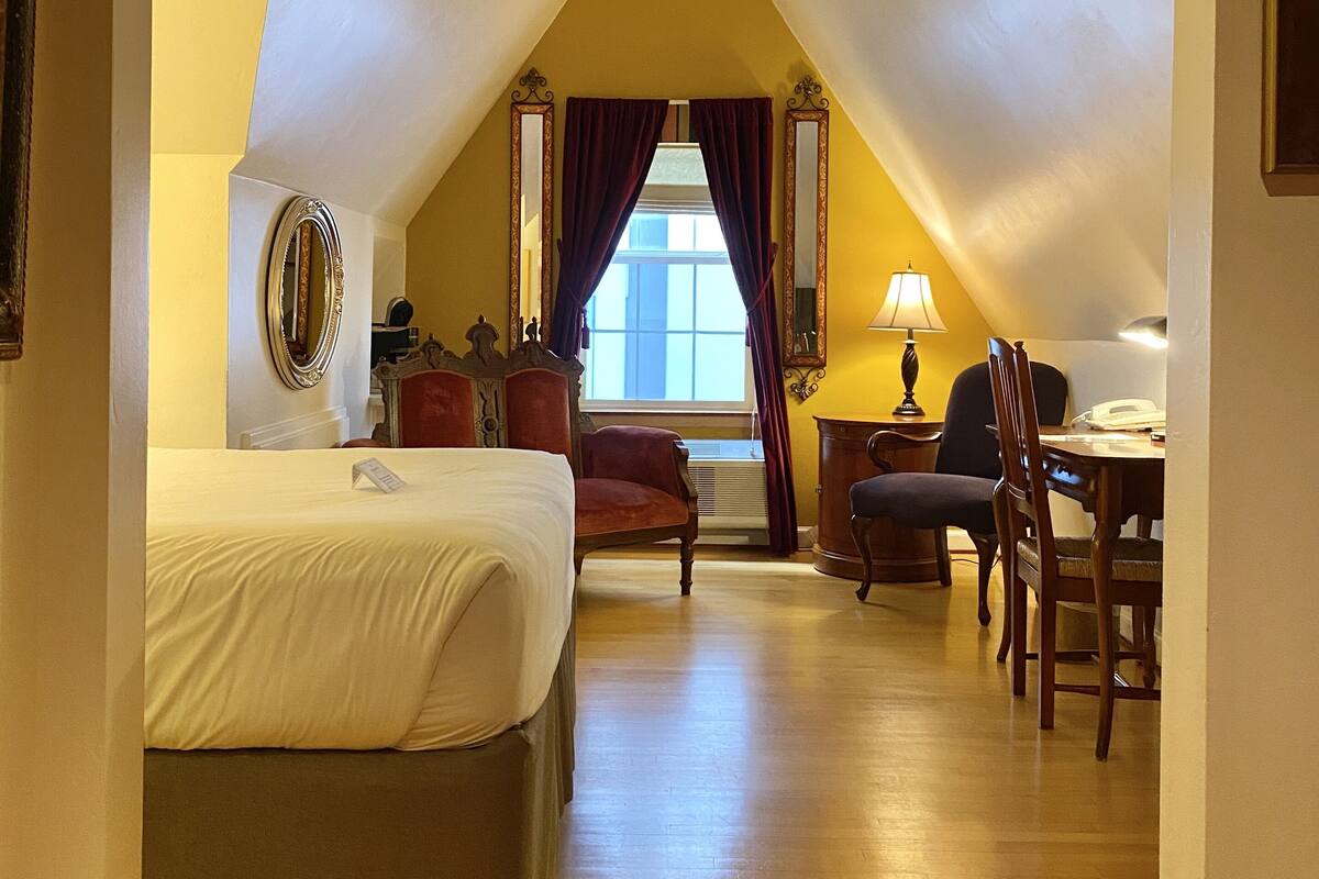 Superior Double Room, Ensuite (Puccini)