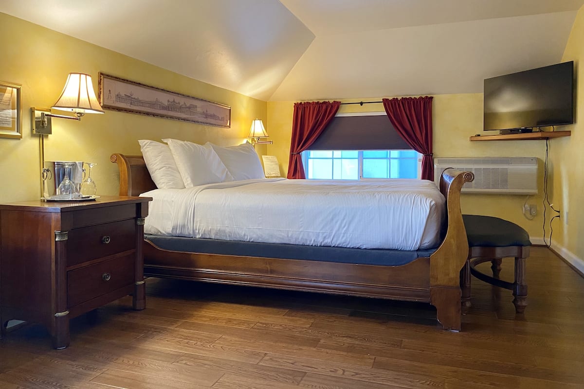 1 bedroom, individually decorated, blackout curtains, bed sheets