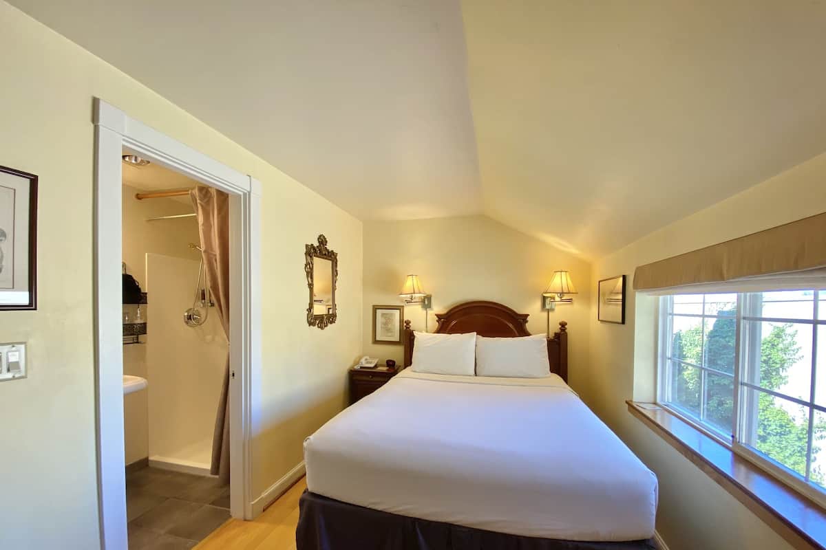 1 bedroom, individually decorated, blackout curtains, bed sheets