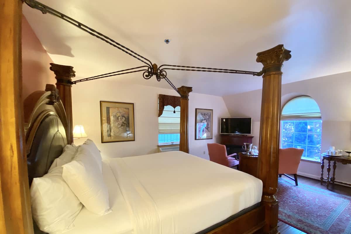 1 bedroom, individually decorated, blackout curtains, bed sheets