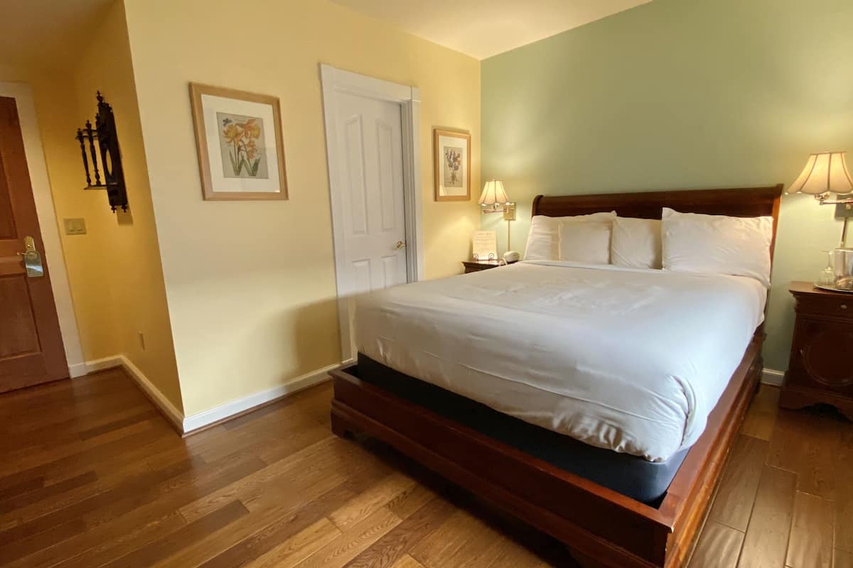 1 bedroom, individually decorated, blackout curtains, bed sheets