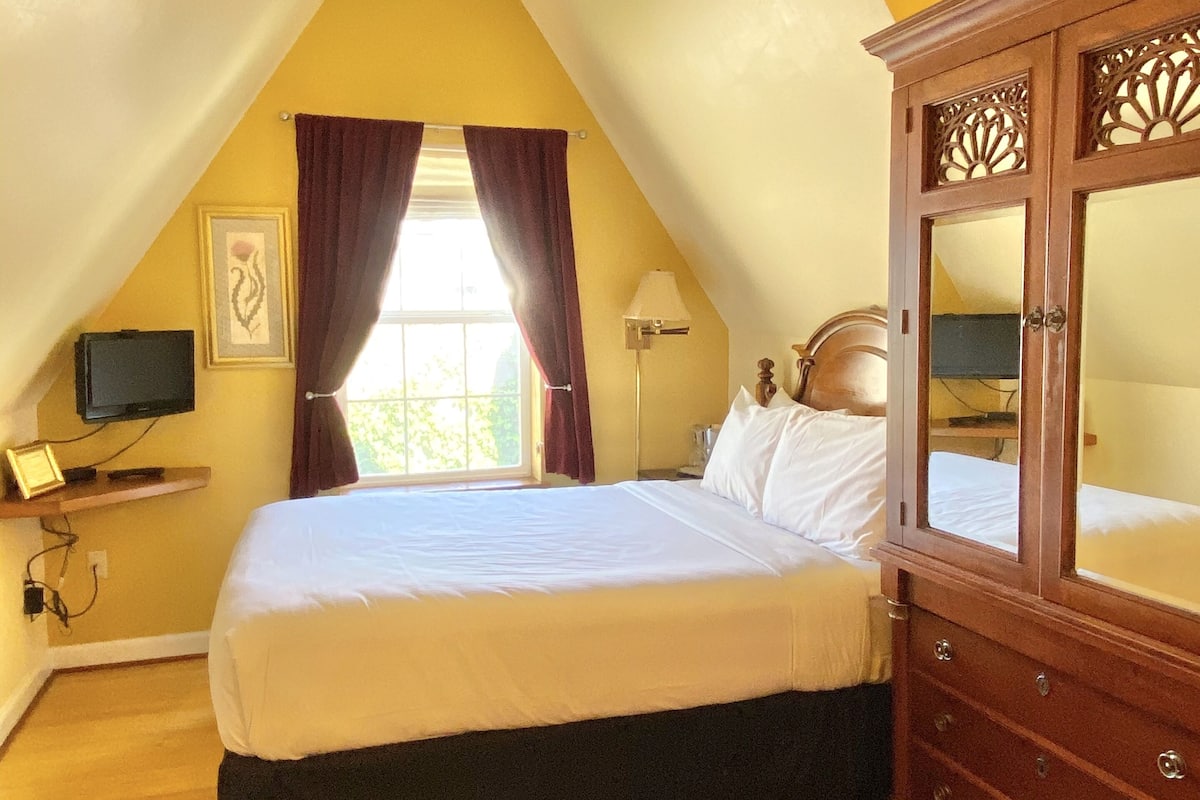 Standard Double Room, Ensuite (Mozart)