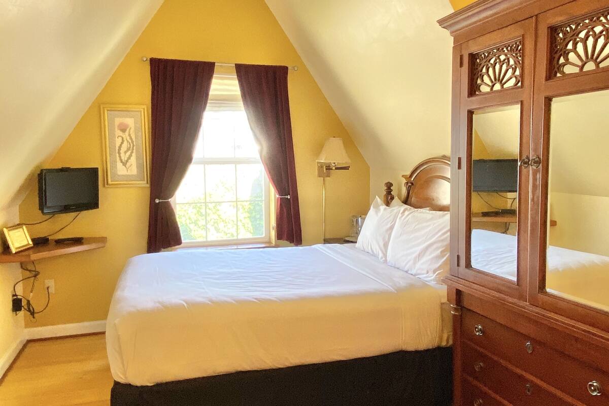 1 bedroom, individually decorated, blackout curtains, bed sheets