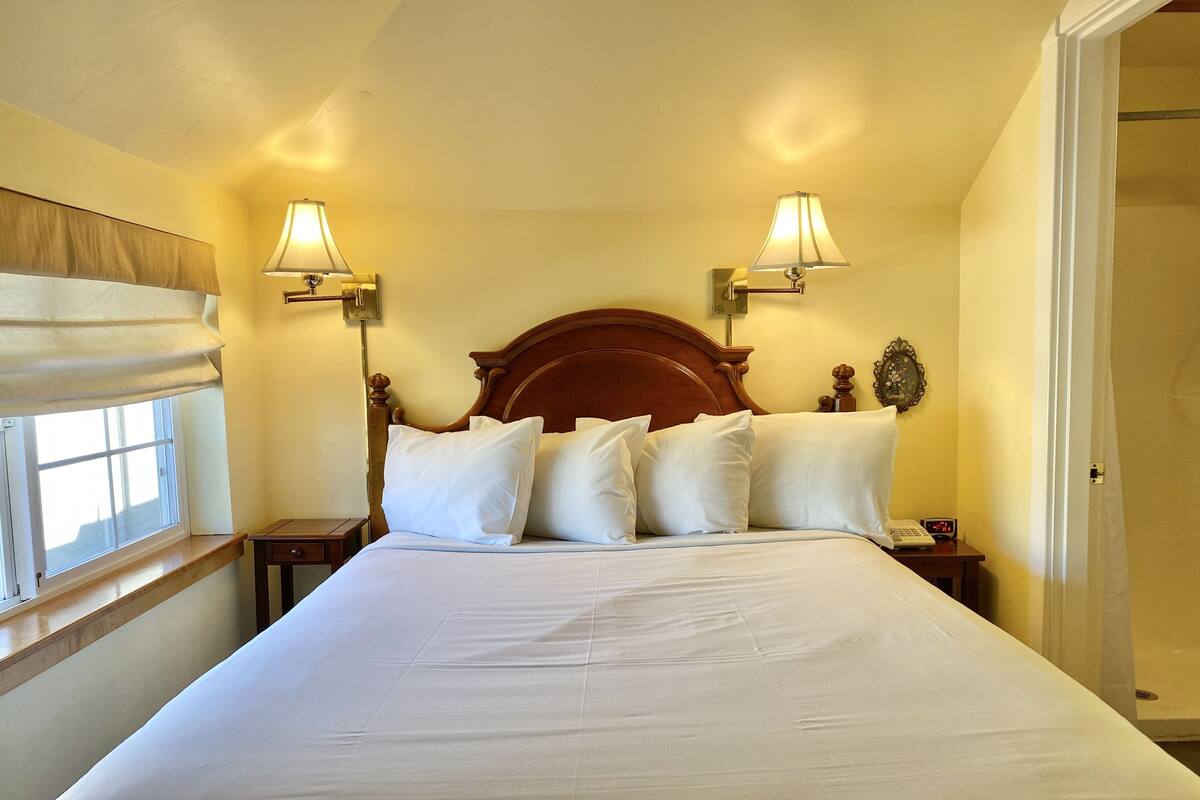 1 bedroom, individually decorated, blackout curtains, bed sheets