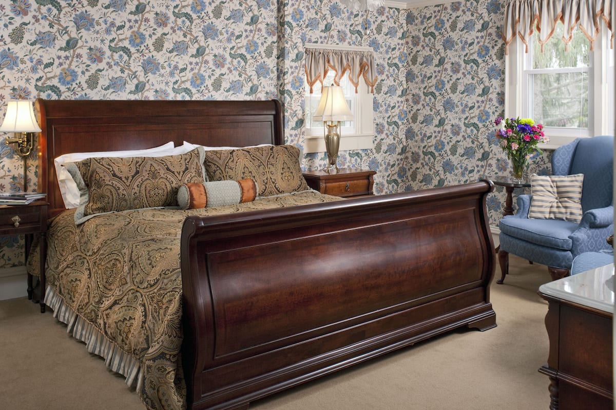 1 bedroom, premium bedding, iron/ironing board, free WiFi