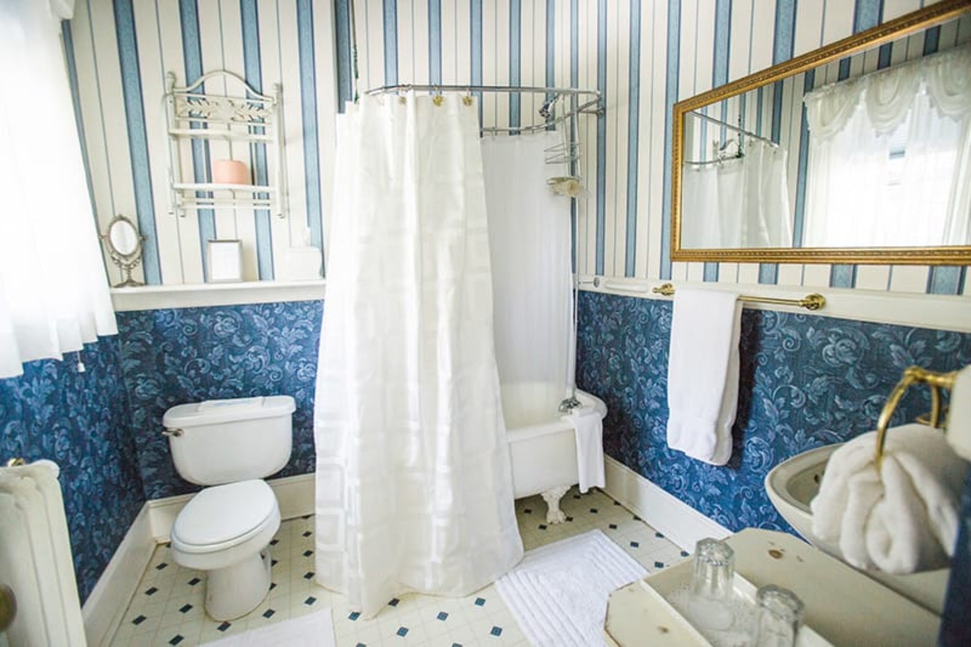 Une salle de bain comprenant des toilettes, une baignoire et un lavabo.