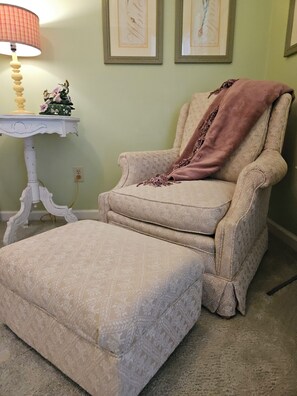 The Hummingbird Garden | Premium bedding, individually decorated, individually furnished