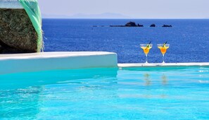 3 utendørsbassenger, bassengparasoller og solsenger