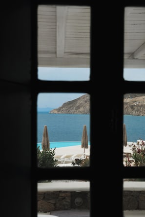 Habitación Deluxe, vistas al mar | Caja fuerte, sistema de insonorización, tabla de planchar con plancha