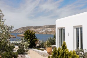 3 utendørsbassenger, bassengparasoller og solsenger