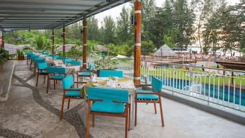 6 restaurants; breakfast, lunch and dinner served