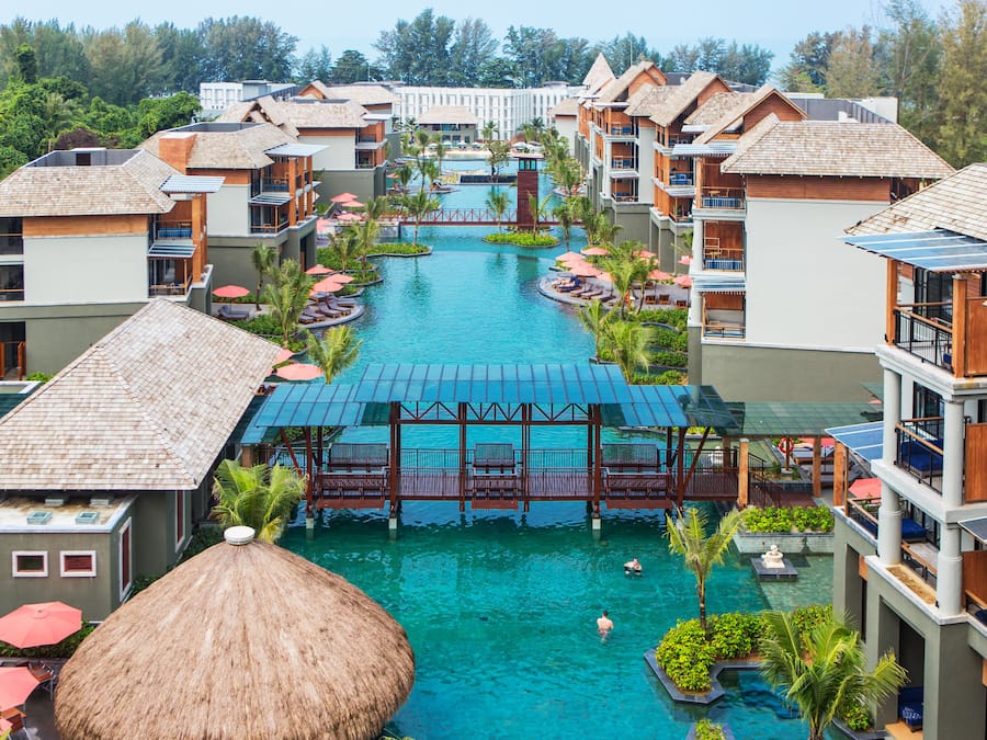 3 piscinas al aire libre, sombrillas, sillones reclinables de piscina