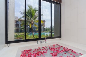 Deluxe Suite Pool Access with Jacuzzi | ตู้นิรภัยในห้องพัก, โต๊ะทำงาน, Wi-Fi ฟรี, ผ้าปูที่นอน