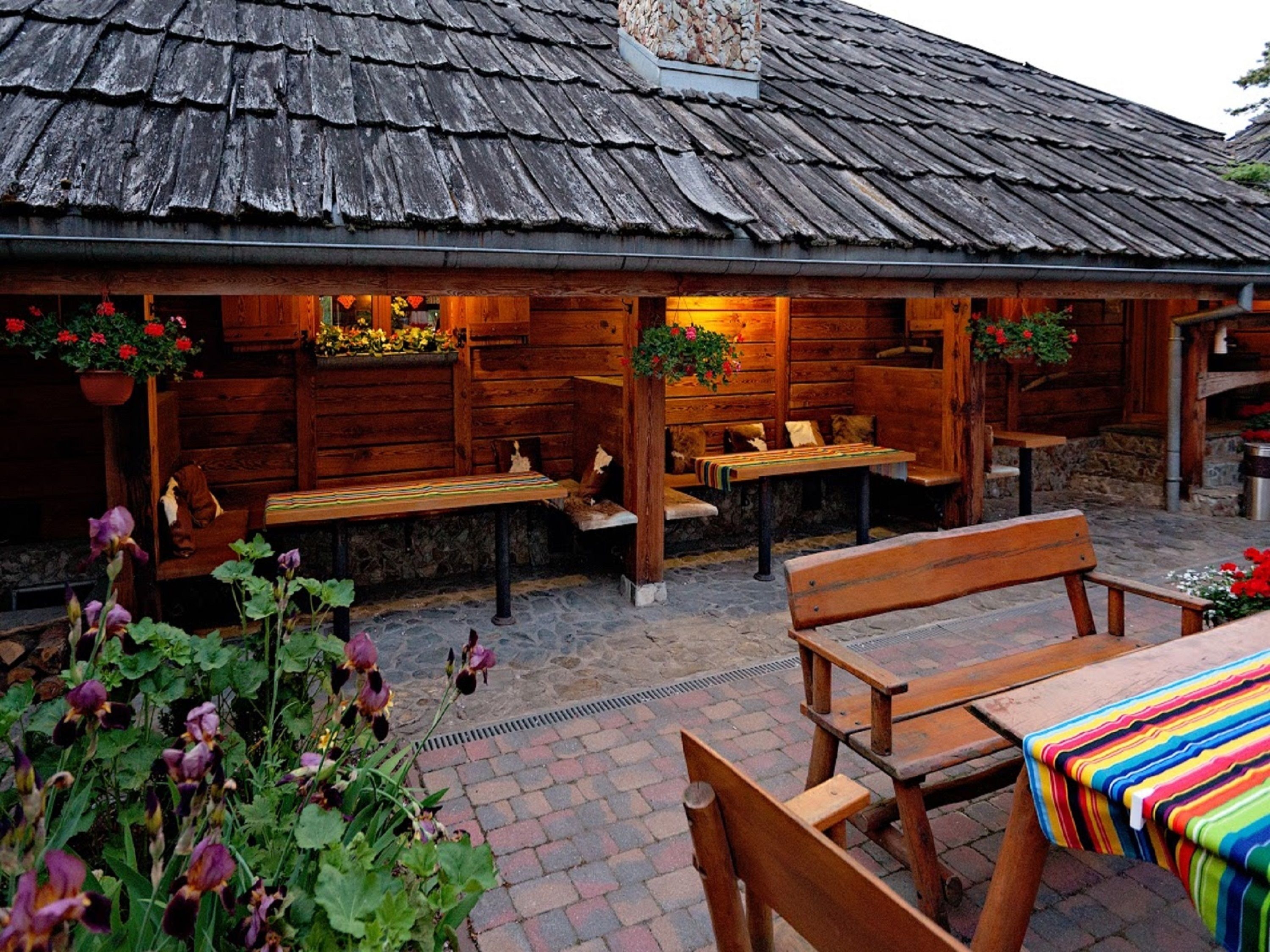 lunch and dinner served, garden views