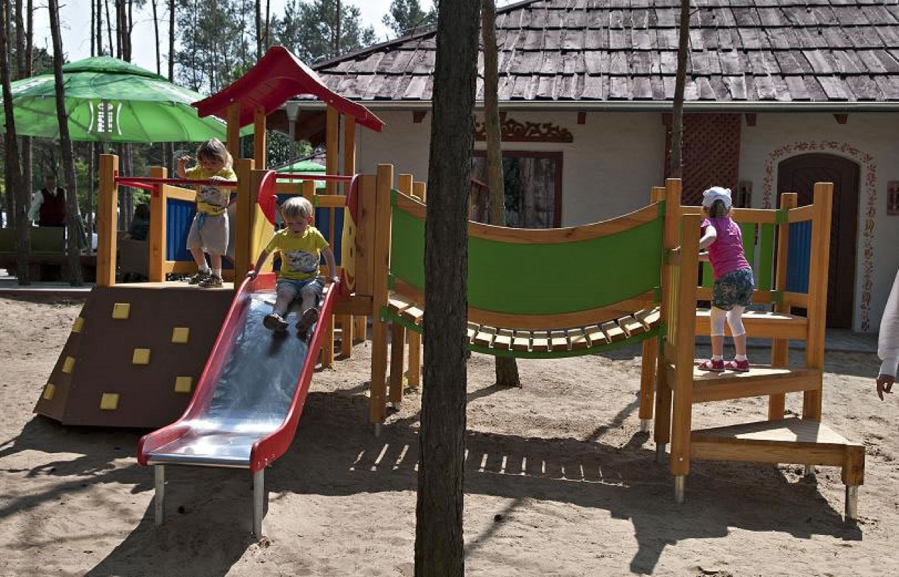 Un parque infantil con toboganes y estructuras para escalar.