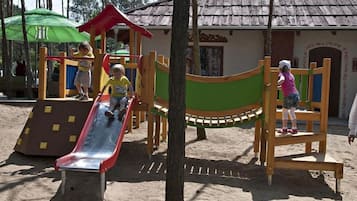 Un parque infantil con toboganes y estructuras para escalar.