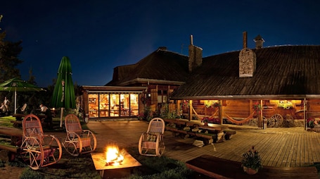 Fachada de la propiedad por la tarde o noche. Karczma Rzym