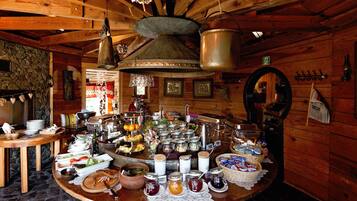 Tägliches Frühstücksbuffet (55 PLN pro Person)