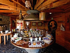 Daily buffet breakfast (PLN 55 per person)