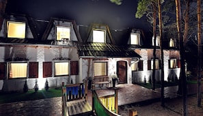 Fassade der Unterkunft – Abend/Nacht