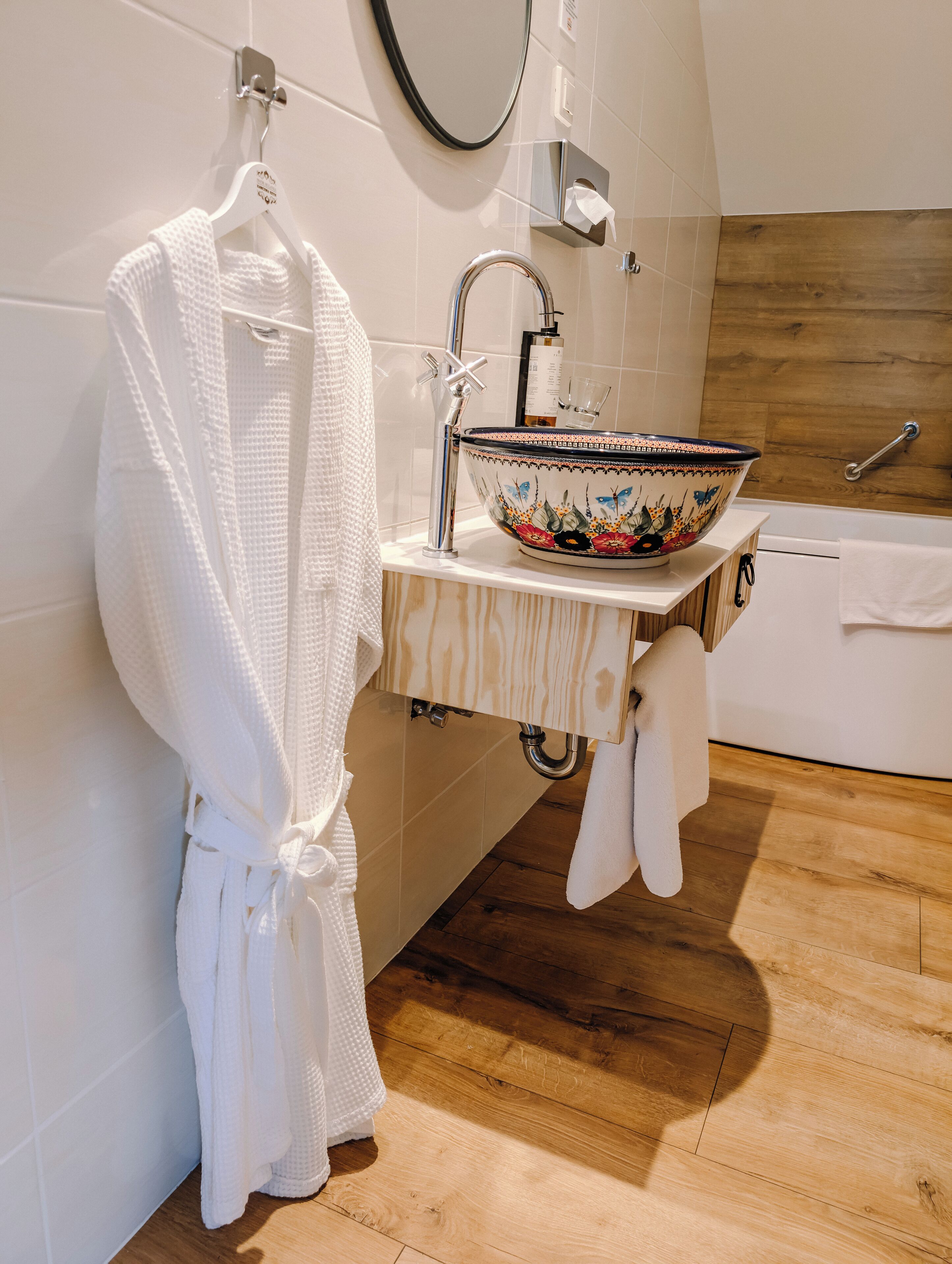 superior double room | bathroom | jetted bath, free toiletries, towels